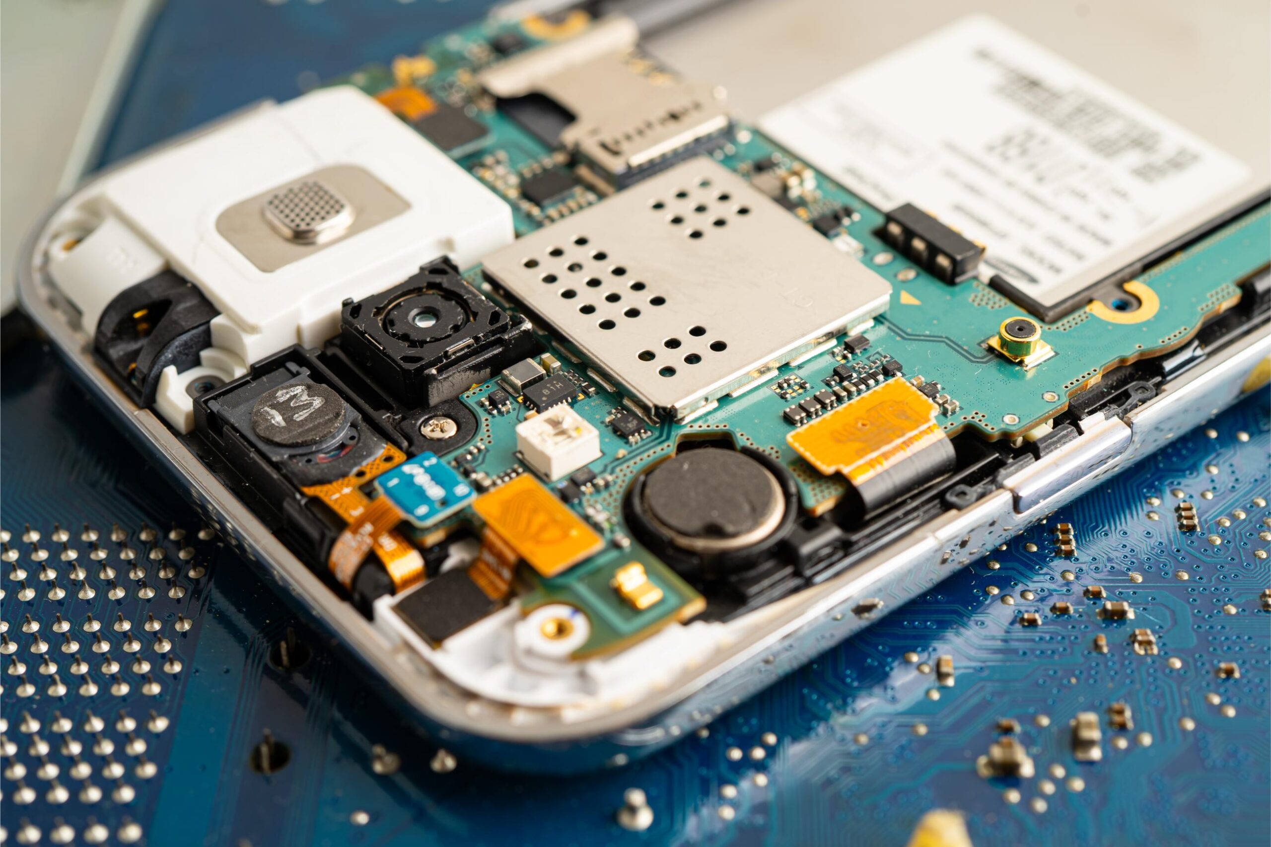 Czy warto naprawiać telefon po kilku zalaniach - Blog technologiczny - Apple Android IT Naprawy Porady