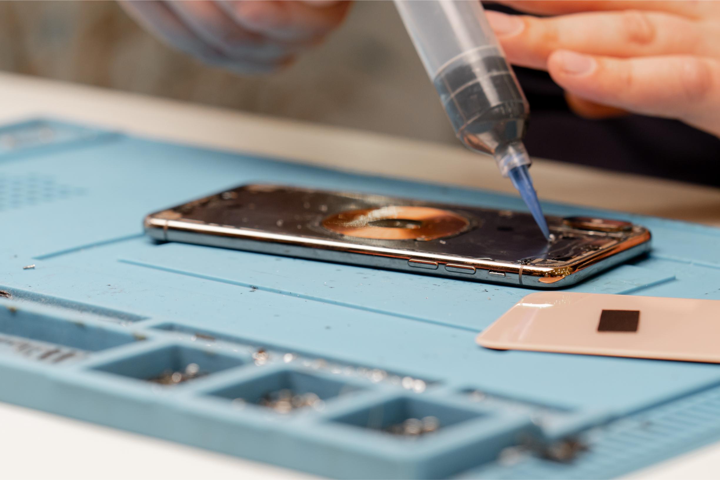 Jak zabezpieczyć telefon przed dziećmi i uszkodzeniami - Blog technologiczny - Apple Android IT Naprawy Porady