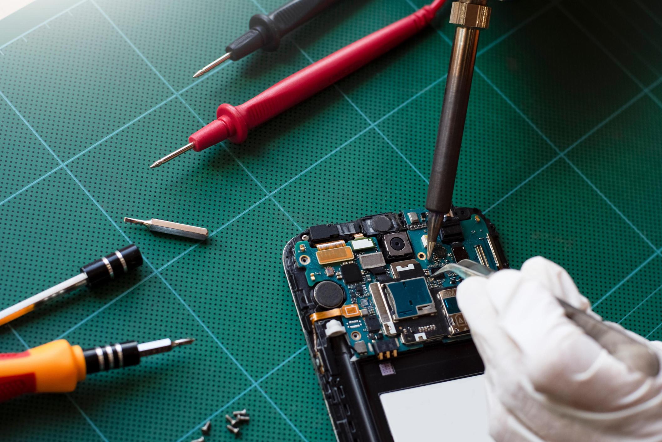 Dlaczego niektóre telefony starzeją się szybciej od innych - Blog technologiczny - Apple Android IT Naprawy Porady