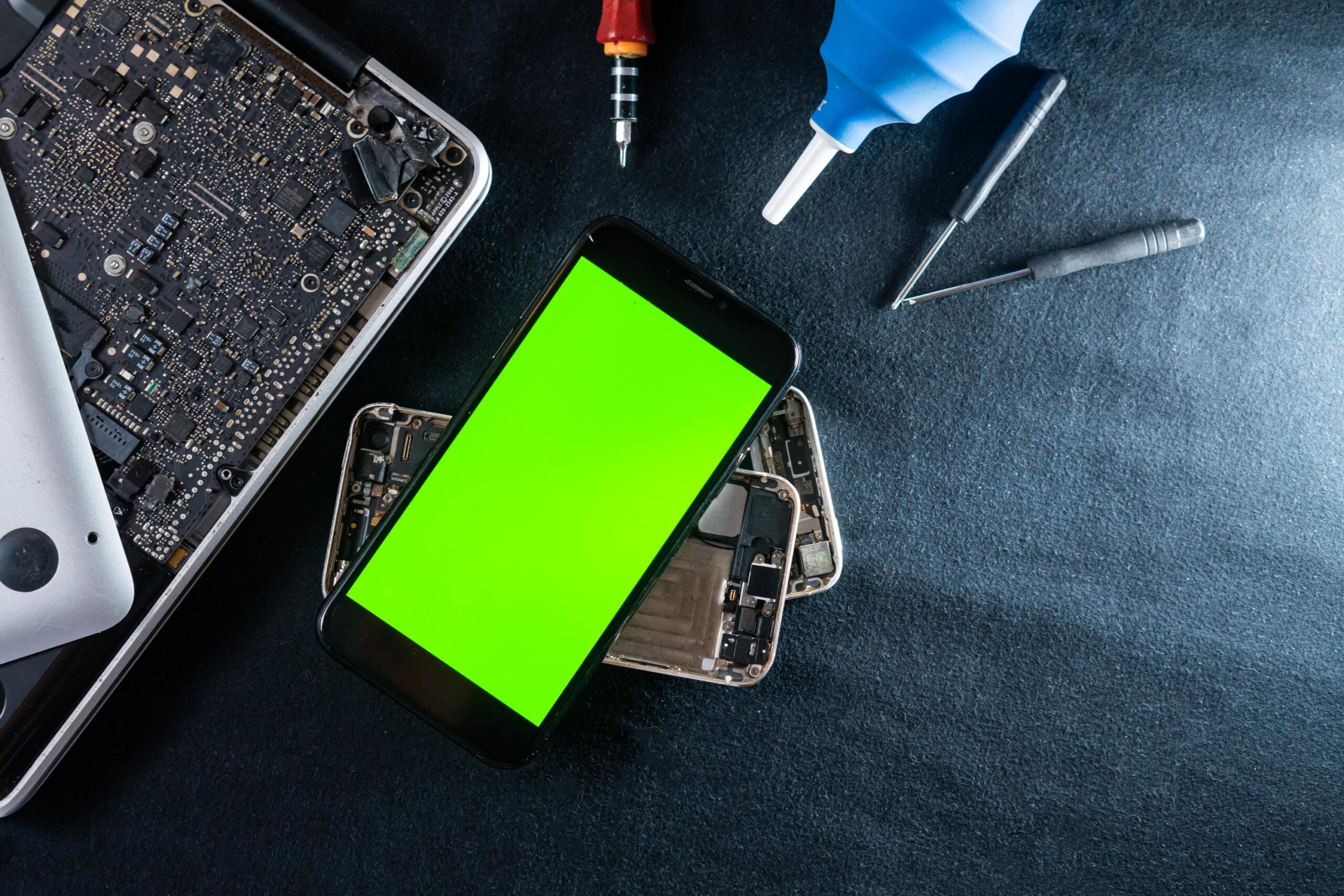 Jak dbać o ekran smartfona, aby nie uległ uszkodzeniu? - Blog technologiczny - Apple Android IT Naprawy Porady